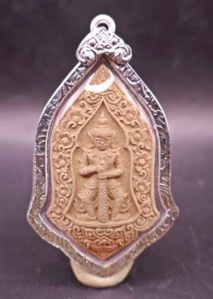 500.-พระผงดินเผารุ่นไตรภาคีเศรษฐีแสนล้าน หลวงปู่มหาศิลา หลวงพ่อไพฑูรย์ปลุกเสก ออกวัดมาลุวาคณาราม จ.ร้อยเอ็ด2567 พิมพ์ท้าวเวสสุวรรณ ฝั่งตะกรุดเงิน เลี่ยมยกซุ้ม เลข738