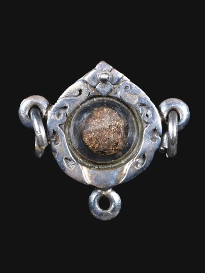 1500.- เม็ดผงยาเลี่ยมกรอบเงิน 3 ห่วง