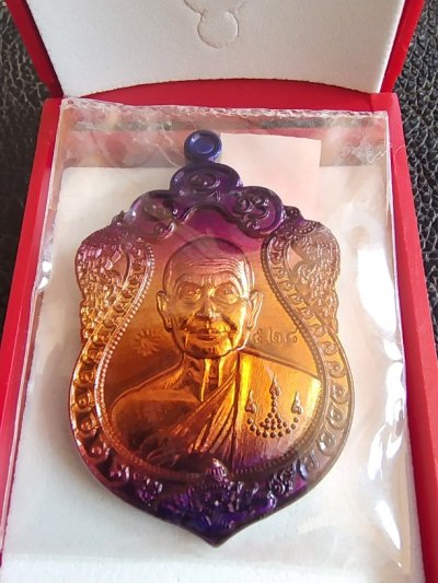 200.-เหรียญเสมาพญาราหู รุ่นเหนือดวง หลวงปู่จื่อ วัดเขาตาเงาะ จ.ชัยภูมิ ปี 63 ตอกโค๊ตจ เนื้อทองแดงผิวรุ้งบนล่าง เลข528 พร้อมกล่อง