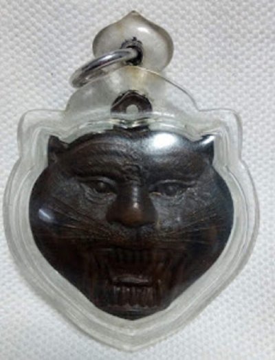 700.-เหรียญหน้ากากเสือพิมพ์ใหญ่ พ่อเปิ่น หลังปืนไขว้บูชาครู 49 พร้อมเลี่ยม