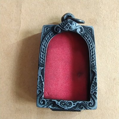 70.- ตลับโลหะรมดำใส่พระสมเด็จขนาดทั่วไป มือ2 มีตำหนิด้านหน้าไม่มีกรอบพลาสติก