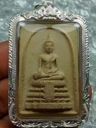 8500.- สมเด็จพระประธาน หลวงพ่อนอ ปี2514 (วัดกลางท่าเรือ อยุธยา) เลี่ยมเงิน+สร้อยเงินน้ำหนัก 4 บาทกว่าๆ