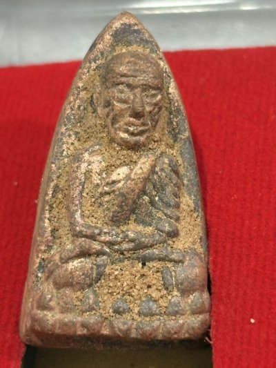 หลวงปู่ทวดหลังเตารีด พิมพ์ใหญ่ เทดินไทย รุ่นแรก เนื้อนวะโลหะ หลวงพ่อรวย วัดตะโก รุ่นรวยนิรันตราย ปี 56 หมายเลข 7422 พร้อมกล่องเดิม