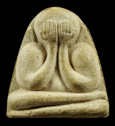 พระปิดตาหลวงปู่เฮี้ยง วัดป่าฯ พิมพ์หลังพระสังกัจจายน์(สภาพสวยนิ้วติดครบ) เนื้อผง ปี 2505 จ.ชลบุรี  a50