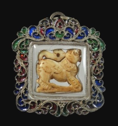 2000.-สิงห์แกะ เลี่ยมจับขอบเงินลงยา