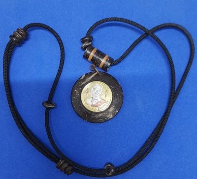 350.-สร้อยกะลา+เหรียญหลวงพ่อเพี้ยน วัดเกรินกฐิน จ.ลพบุรี สามกษัตริย์ปี 2552 ฉลองอายุครบ82ปี