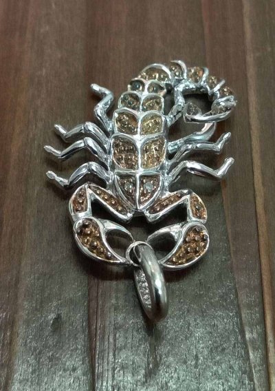 400.-จี้ห้อยคอ รูปแมงป่อง หนัก 3.72 กรัม