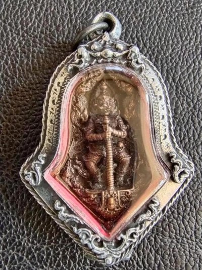 1200.-เหรียญท้าวเวสสุวรรณ รุ่น จำปีพุทธศิลป์ หลวงพ่ออิฏฐ์ วัดจุฬามณี ปี2563 เนื้อทองแดงรมดำมันปู พิมพ์ใหญ่ หล่อตัดแบ่งจากช่อ 2 พร้อมตลับผสม