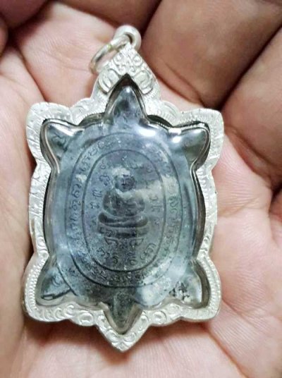 3000.-พญาเต่าเรือน รุ่นแช่น้ำมนต์ ปี2533 หลวงพ่อหลิว วัดไร่แตงทอง เลี่ยมกรอบเงิน ออกวัดไทรทอง