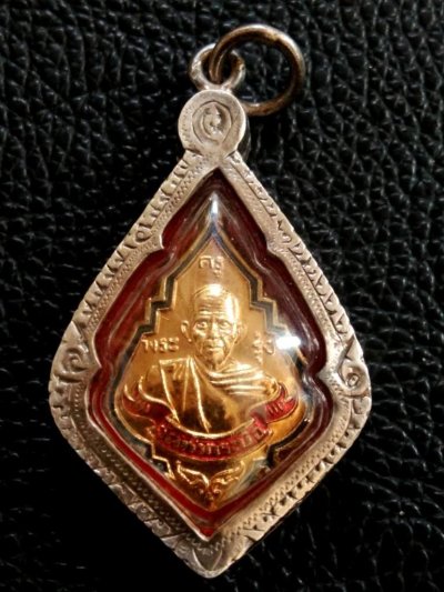 1200.-เหรียญหลวงพ่อรุ่ง วัดท่ากระบือ จ.สมุทรสาคร เนื้อกระไหล่ทองลงยา พิมพ์เล็ก เลี่ยมเงิน ปี2543