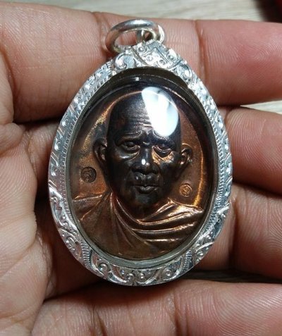 1000.- เหรียญหลวงพ่อรุ่ง วัดท่ากระบือ จ.สมุทรสาคร ปี46 เนื้อทองแดง เลี่ยมเงิน