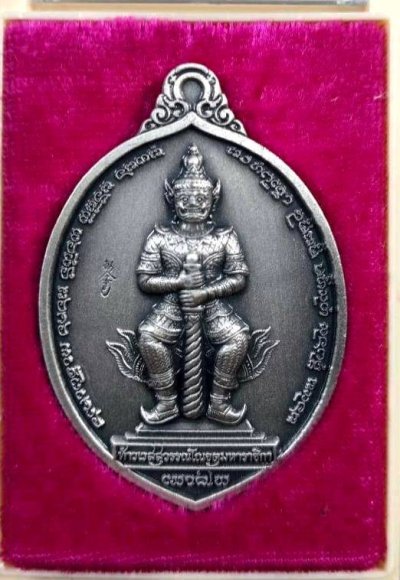 1000.-เหรียญท้าวเวสสุวรรณโณ ขึ้นเหนือ พิมพ์ลูกท้อ รุ่นไตรมาส ปี62 หลวงพ่ออิฎฐ์ วัดจุฬามณี เนื้อมหาชนวนชุบซาตินเงิน เลข675