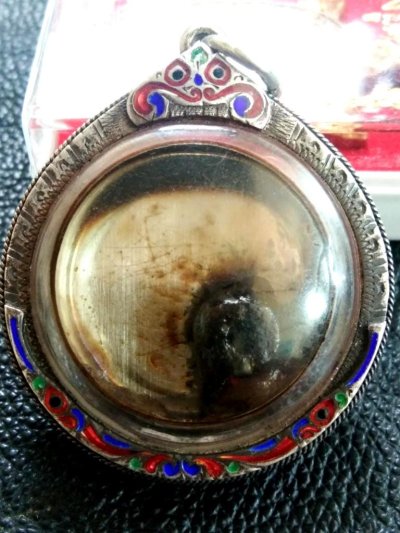 2500.-เม็ดผงยาพร้อมตลับเก่า เลี่ยมกรอบเงินลงยา