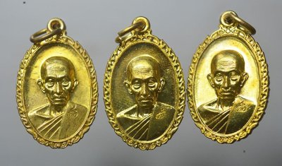 3 เหรียญ หลวงพ่อรวย วัดตะโก จ.อยุธยา รุ่น รวร รวร เฮง เฮง เนื้อทองเหลืองเงา