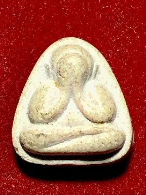 พระปิดตาเนื้อผงพิมพ์จิ๋วหลังยันต์ใบพัด  วัดละหารไร่  ๒๕๓๕