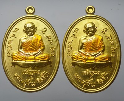 เหรียญเจริญพรล่าง หลวงปู่ทิม อิสริโก วัดละหารไร่ ปี 2566 รุ่น ครบรอบ ๑๔๔ ปี ตามตำนานครู - เนื้อทองเหลืองลงยาจีวร ตอกโค๊ด รับ 2 เหรียญ