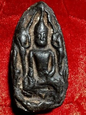 พระขุนแผนไข่ผ่าซีกพิมพ์ใหญ่ เนื้อผงมวลสารดำ  ไม่ทราบที่