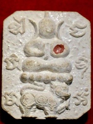 พระพุทธทรงสิงห์ เนื้อผงสีขาว  ไม่ทราบที่