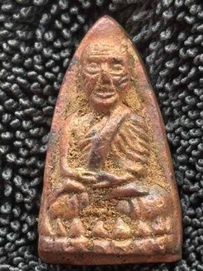 หลวงปู่ทวดหลังเตารีด พิมพ์ใหญ่ เทดินไทย รุ่นแรก เนื้อนวะโลหะ หลวงพ่อรวย วัดตะโก รุ่นรวยนิรันตราย ปี 56 หมายเลข 5933 พร้อมกล่องเดิม