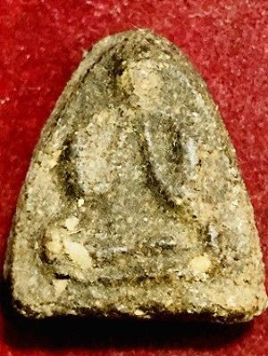 พระปิดตาเนื้อดินผงว่านพิมพ์เล็ก  ไม่ทราบที่