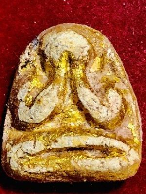 พระปิดตาหลังแบบเนื้อผงปิดทอง พิมพืใหญ่