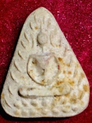 พระพุทธพิมพ์สามเหลี่ยมข้างรัศมีเนื้อผง  ไม่ทราบที่