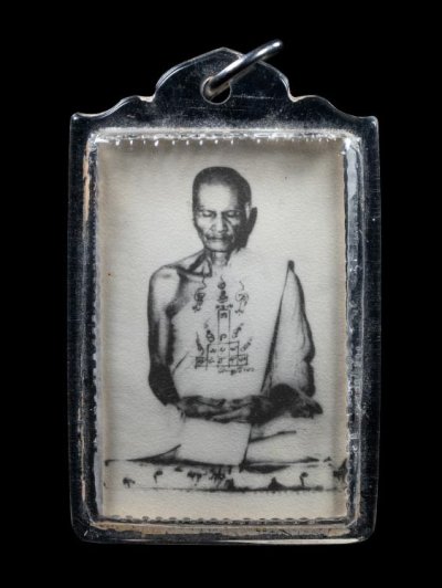 1000.-รูปถ่ายขาวดำขนาดห้อยคอ หลวงพ่อพรหม วัดช่องแค พร้อมเลี่ยม