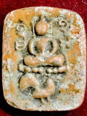 พระพุทธทรงไก่หางพวง เนื้อดิน