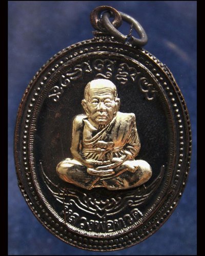 กรรมการ !!! เลข 975...เหรียญหลวงปู่ทวด หลังพ่อท่านเขียว วัดห้วยเงาะ รุ่นกิตติคุโณ 82 เนื้อทองแดงรมดำหน้า-หลังอัลปาก้า โค้ด-เลข พร้อมกล่องเดิม พ.ศ. 2553 สร้างแจกกรรมการ 999 องค์