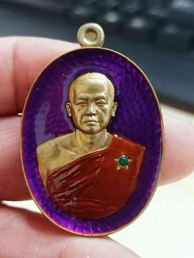 2-2009 วัดใจ 100 เหรียญปาฏิหาริย์ หลวงพ่อโชคชัย วัดเชตวนาราม(น้ำดิบ) จ.กำแพงเพชร 2568 มหาชนวน ลงยาม่วง พลอยเขียว หมายเลข 37 กล่องเดิม