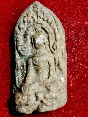 พรพุทธเนื้อดินผงว่าน หลังยันต์ฝังเม็ดธาตุ  ไม่ทราบที่