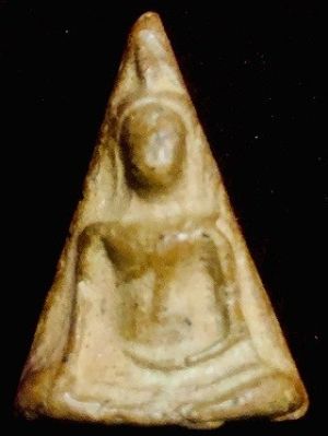 พระนางพญาเนื้อดินพิมพ์ใหญ่(หนา)