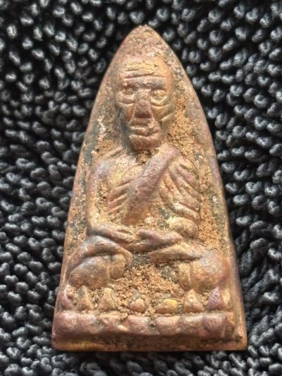 หลวงปู่ทวดหลังเตารีด พิมพ์ใหญ่ เทดินไทย รุ่นแรก เนื้อนวะโลหะ หลวงพ่อรวย วัดตะโก รุ่นรวยนิรันตราย ปี 56 หมายเลข 5256 พร้อมกล่องเดิม