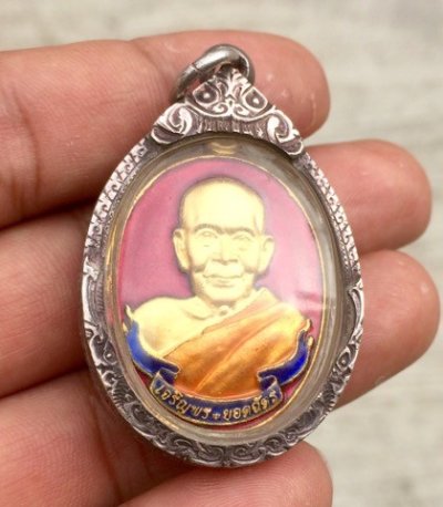 1500.- หลวงปู่เกลี้ยง วัดโนนแกด จ.ศรีษะเกษ แยกชุดกรรมการ เลี่ยมจับกรอบเงิน เลข180