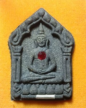 เริ่มต้นที่ 50 บาท พระขุนแผนหลังพระราหู รุ่นสรงน้ำ  หลวงปู่คีย์ วัดศรีลำยอง จ.สุรินทร์ ปี 2557 เนื้อว่านแดง กล่องเดิม