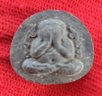 พระปิดตาข้างกนก หลวงปู่เหรียญ วรลาโภ รุ่นถวายพระพร สำนักสงฆ์วังสวนจิตรลดา ปี ๒๕๓๙