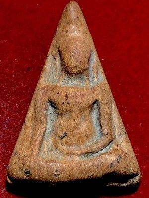 พระนางพญาเนื้อดินพิมพ์ใหญ่เข่าโค้ง