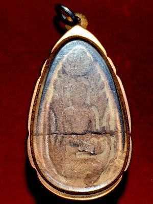 พระขุนแผนไข่ผ่าซีกเนื้อดินพิมพ์ใหญ่ ในกรอบเลี่ยมพลาสติก  ไม่ทราบที่