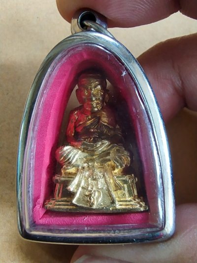 300.-รูปเหมือนหลวงปู่ทวด พระนามาภิไธยย่อสก. เนื้อกะไหล่ทอง พร้อมกรอบแสตนเลส