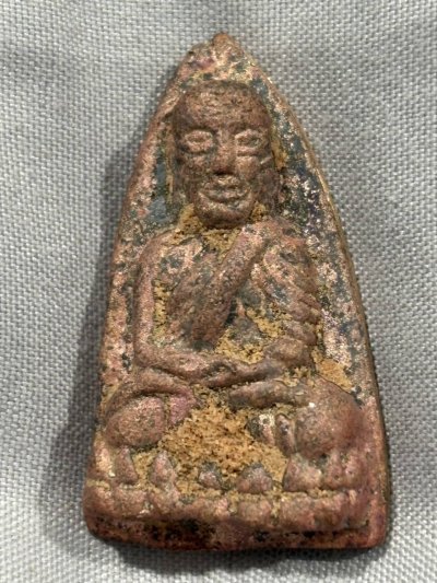 หลวงปู่ทวดหลังเตารีด พิมพ์ใหญ่ เทดินไทย รุ่นแรก เนื้อนวะโลหะ หลวงพ่อรวย วัดตะโก รุ่นรวยนิรันตราย ปี 56 หมายเลข  3240 พร้อมกล่องเดิม