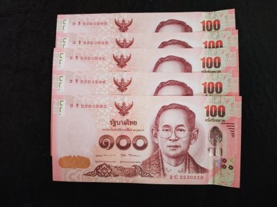 700.- ธนบัตร 100 บาทสมัยรัชกาลที่ 9 หลังสมเด็จพระเจ้าตากสิน แบบ 16 ออกใช้เมื่อพ.ศ 2555 ถึง 2558 จำนวน 5 ฉบับเรียงเลขสภาพunc ขุดที่ 2