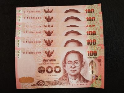 700.- ธนบัตร 100 บาทสมัยรัชกาลที่ 9 หลังสมเด็จพระเจ้าตากสิน แบบ 16 ออกใช้เมื่อพ.ศ 2555 ถึง 2558 จำนวน 5 ฉบับเรียงเลขชุดที่ 4