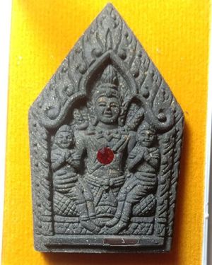 เริ่มต้นที่ 50 บาท พระขุนแผนหลังงั่ง เนื้อว่านดำ รุ่นเสาร์ 5 มหาเศรษฐี หลวงพ่อเมียน กัลยาโน วัดบ้านจะเนียง จ.บุรีรัมย์ ปี 2557 กล่องเดิม