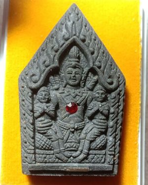 เริ่มต้นที่ 50 บาท พระขุนแผนหลังงั่ง เนื้อว่านดำ รุ่นเสาร์ 5 มหาเศรษฐี หลวงพ่อเมียน กัลยาโน วัดบ้านจะเนียง จ.บุรีรัมย์ ปี 2557 กล่องเดิม(2)