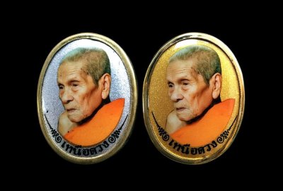 ### 2 องค์ ### ล็อกเก็ต เหนือดวง(วัดสร้าง) หลวงปู่อิ่ม วัดทุ่งนาใหม่ จ.นครศรีธรรมราช ปี 2567 ฉากทอง ฉากเงิน หลังทองเหลือง ผสมมวลสาร ตอกโค้ด 9 รอบ สร้างเพียง 399 เหรียญ