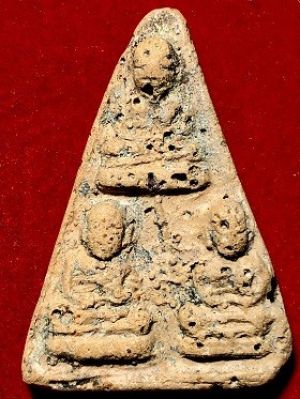 หลวงพ่อเงินสามพระองค์เนื้อดิน  วัดเขาพระใต้ จ.พิจิตร