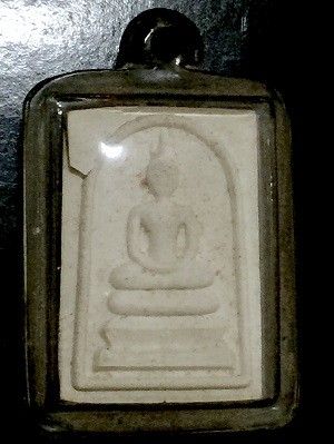 พระสมเด็จพิมพ์ใหญ่ หลังยันต์๕  ว น ย  ในกรอบเลี่ยมพลาสติกหนา