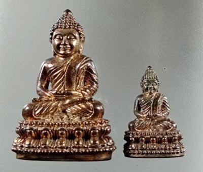 1220.............วัดใจ............. พระกริ่ง-พระชัยวัฒน์ นิรันตราย เนื้อนวโลหะ รุ่น 200 ปี รัชกาลที่ 4 วัดบวรฯ ปี  2547.... สวยเดิม กล่องเดิม