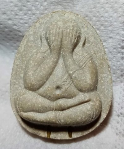 328..........พระปิดตาวัดประดู่ฉิมพลี รุ่นเพชรรุ่งโรจน์   พิมพ์จัมโบ้หลังยันต์นะ  ฝังตะกรุดเงิน 2 ดอก  ปี 2535 ผสมผงเก่าหลวงปู่โต๊ะ  สวยเดิม กล่องเดิม