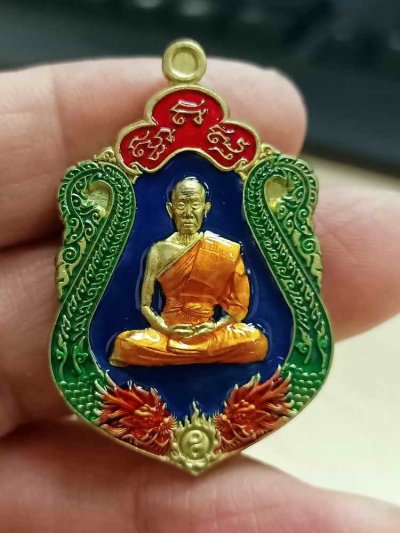 2-2029 วัดใจ 100 เหรียญเสมารวยทันใจ หลวงพ่อรวย วัดมาบตาพุด จ.ระยอง ปี 2565 ทองทิพย์ ลงยาน้ำเงิน ขอบ จีวร หมายเลข 25 กล่องเดิม